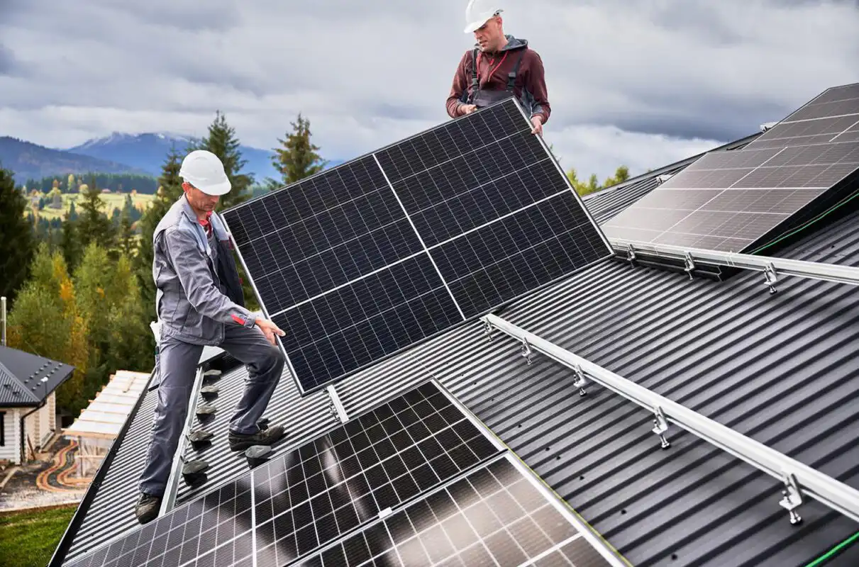 Panourile fotovoltaice în Iași: De ce să alegi energia curată acum? 2 montaj panouri fotovoltaice iasi